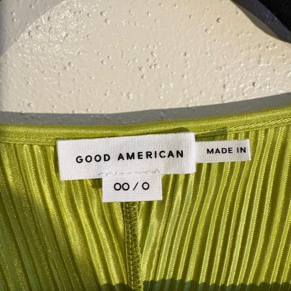 Good American Always Fits Plissé Wide‑Leg Pants & Cropped Shirt - Picture 3 of 7